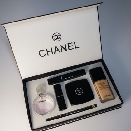 مجموعه شانيل مكونه من عطر وفونديشن وروج ومسكرا وقلم كحل