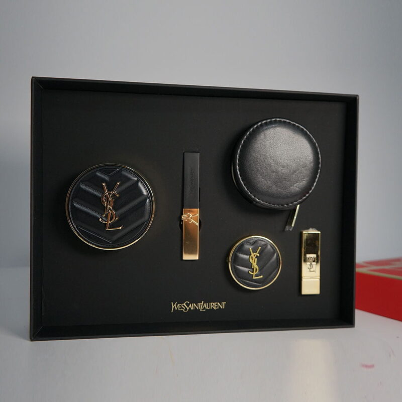 بوكس مكون من عدد 1 محفظة و2 باودر فاونديشن و2 روج من YSL