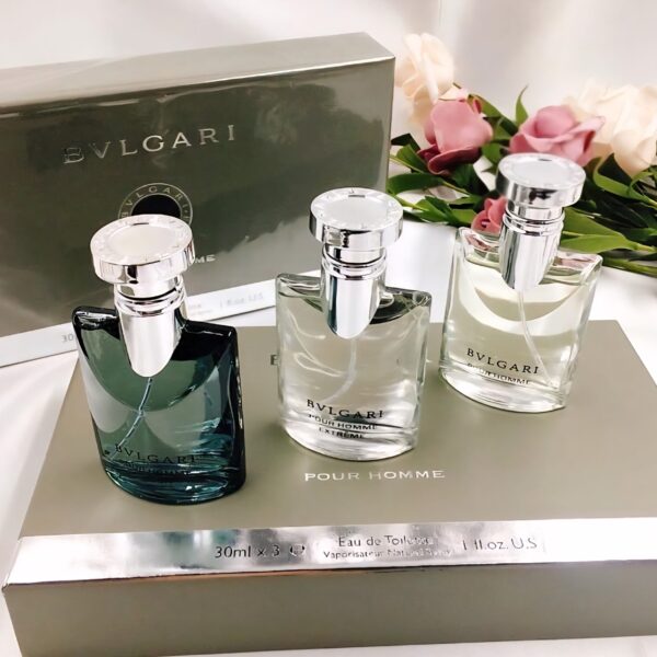 مجموعة عطور "بولغاري بور أوم" (Bvlgari Pour Homme) للرجال، وهي عطور خشبية زهرية مسكية.