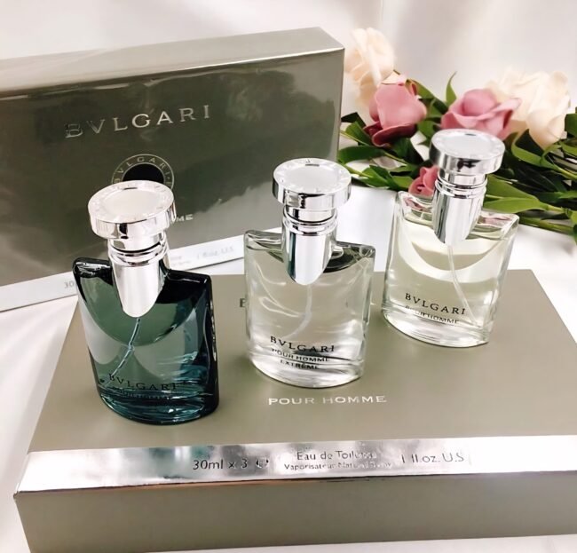 مجموعة عطور "بولغاري بور أوم" (Bvlgari Pour Homme) للرجال، وهي عطور خشبية زهرية مسكية.