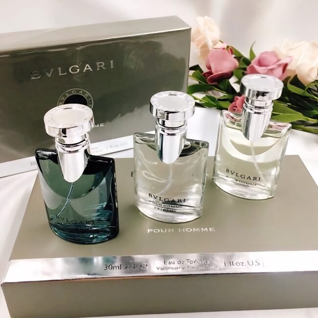مجموعة عطور "بولغاري بور أوم" (Bvlgari Pour Homme) للرجال، وهي عطور خشبية زهرية مسكية.