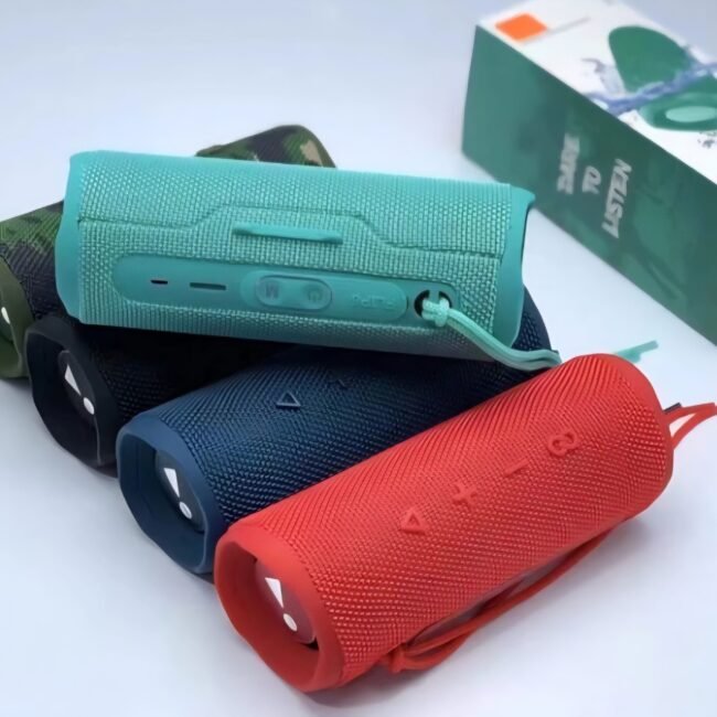 The photo-promptu speaker is JBL Flip 6, a portable, waterproof and dust-proof speaker. Key Features: Featuring a two-way speaker system that provides a clear and strong voice with a deep bass sound, as well as double negative radiators to enhance bass sound.