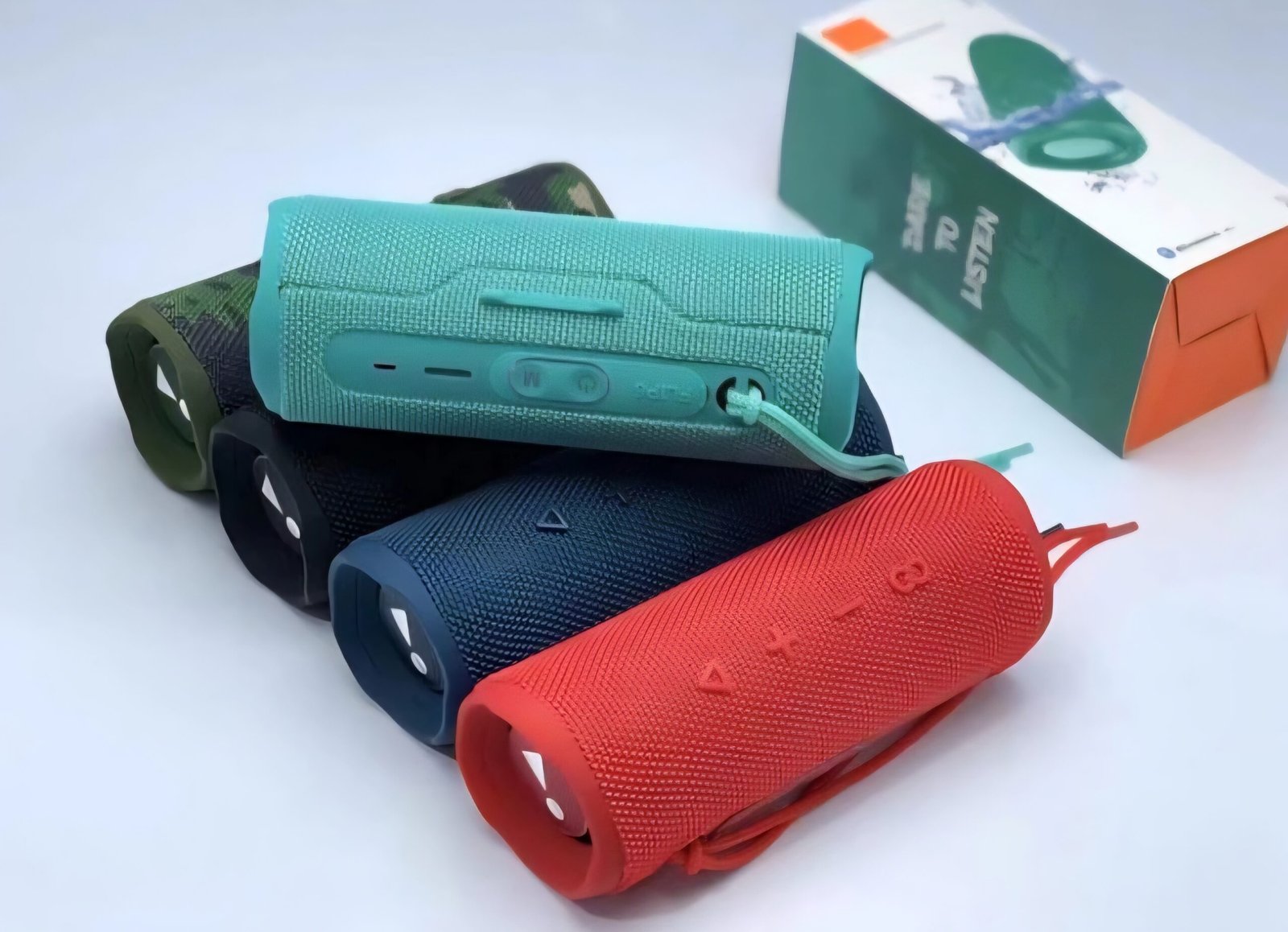 The photo-promptu speaker is JBL Flip 6, a portable, waterproof and dust-proof speaker. Key Features: Featuring a two-way speaker system that provides a clear and strong voice with a deep bass sound, as well as double negative radiators to enhance bass sound.